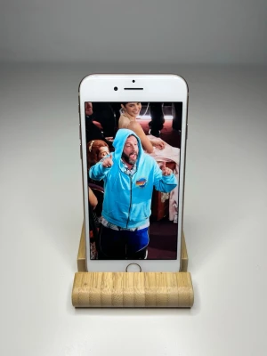 iPhone 8 Roseguld - - 64GB lagringskapacitet📱 - 88% batterihälsa🔋 - Färg: Roseguld - Funkar som den ska✅ - Defekter: liten skråma i nedre högra kanten, pytte liten skada uppe i vänstra sidan på skärmen. Bilder finns i inlägget‼️ - Nollställd och redo för en ny användare✅👍 - Pm vid intresse‼️