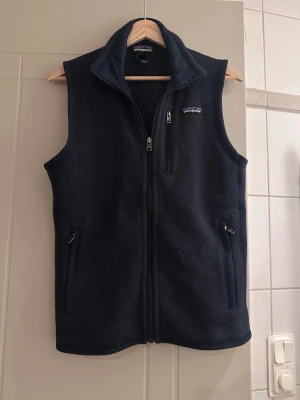 Patagonia väst - Säljer denna riktigt snygga mörkblåa patagonia väst. Denna västen är perfekt för våren eller som ett underlag på vintern. Storlek xs, passar dig från 170-175. Hör av er vid frågor🍁