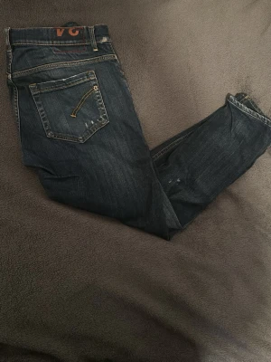 Mörkblå dondup jeans  - Snygga mörkblå jeans med raka ben och kontrastsömmar på bakfickorna. Jeansen har klassisk femficksdesign och är tillverkade i slitstarkt denimtyg. Perfekta för en avslappnad och trendig look.