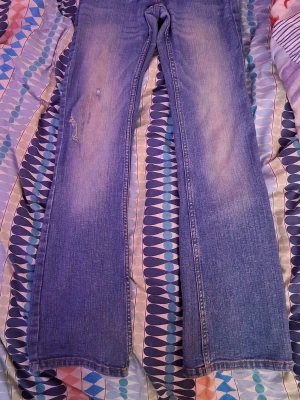 Low Bootcut Jeans  - Low bootcut jeans från hm. Använda ungefär 2-3 gånger. Inga skador på Byxorna förutom en design lite överknät (Det var där när jag köpte de nya i butik) 