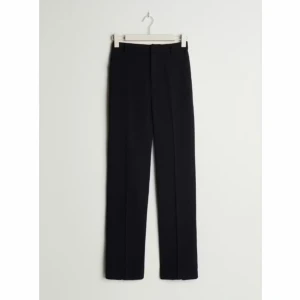 Svarta kostymbyxor/trousers/dress pants från Gina tricot - Svarta kostymbyxor från Gina tricot i Petite. Pris går att diskuteras.