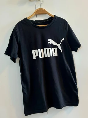 Svart Puma t-shirt - Bra skick. Priset är diskuterbart!