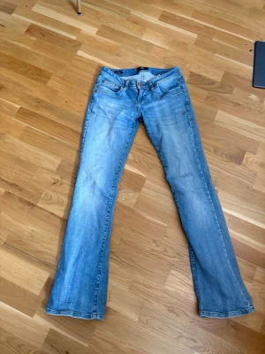 Ljusblå bootcut jeans Ltb  - Säljer ett par ljusblå bootcut jeans med klassisk femficksdesign. Jeansen har normal passform och är tillverkade i mjukt denimtyg. Perfekta för dig som gillar en avslappnad men ändå snygg stil.