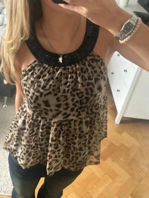 Fest topp - Säljer en snygg festtopp som jag inte använder pga för liten för mig.