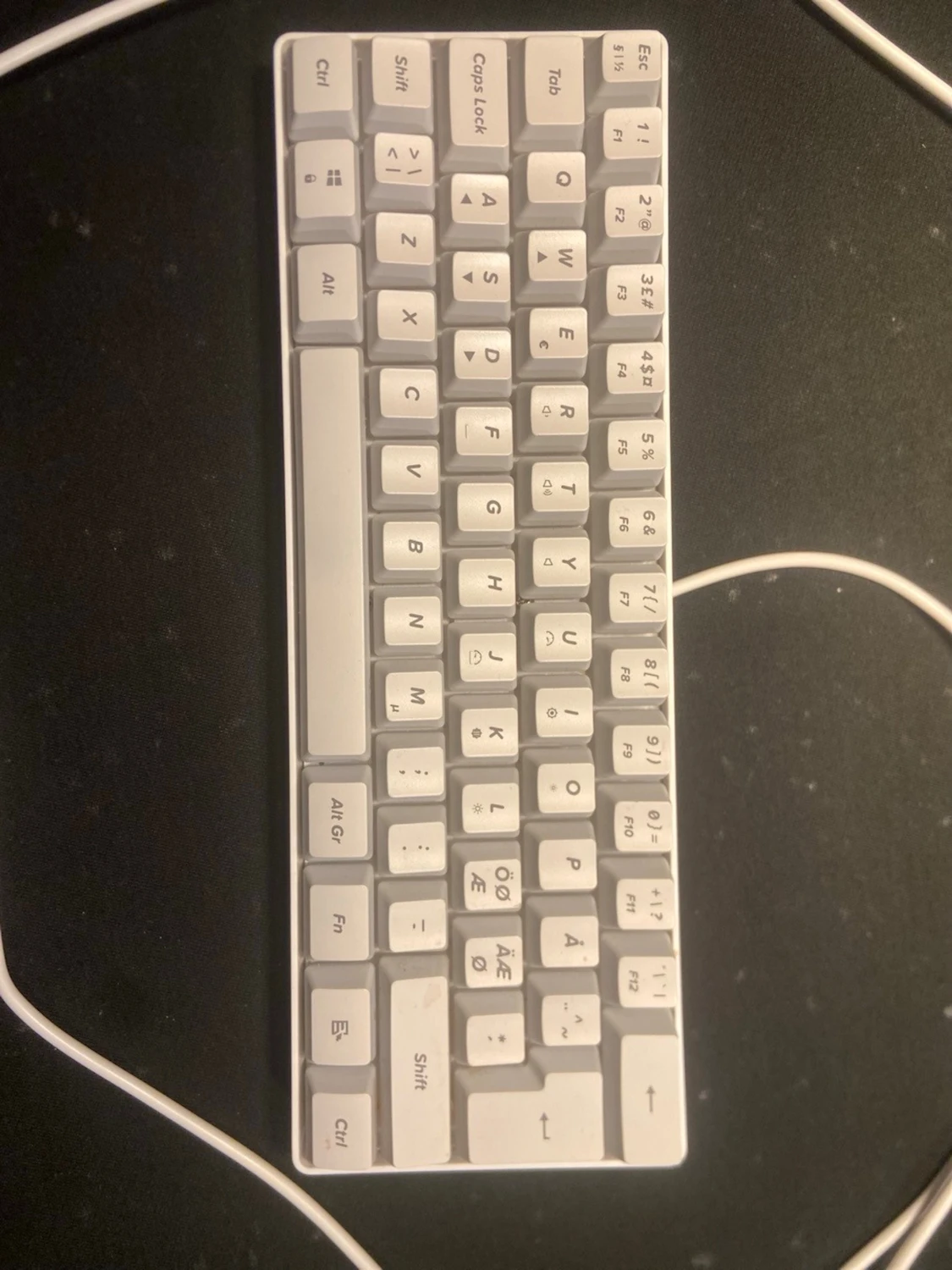 Kompakt vit mekanisk tangentbord