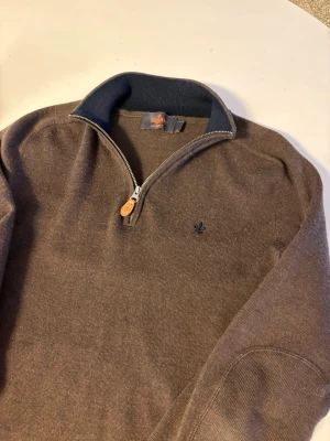 Morris halfzip  - Snygg brun tröja från Morris med halv dragkedja och mörkblå krage.