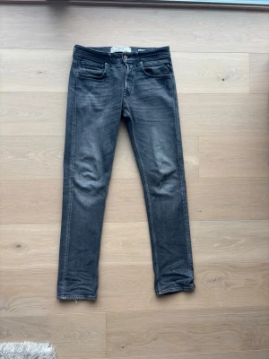 Replay jeans - Ett par snygga gråa replay jeans i storlek 30/32. Ordinarie pris 1800kr. 