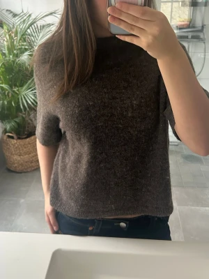  Brun stickad tröja med kort ärm - Mysig brun stickad tröja med korta ärmar från Gina tricot. Stl S. Hör av er vid frågor❤️