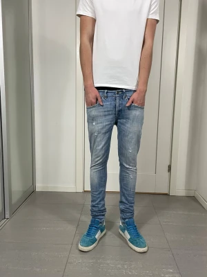 Dondup George Jeans  - Säljer nu dessa Dondup George Jeans med snygga slitningar i populär design, skriv för fler bilder/frågor🙌🏼