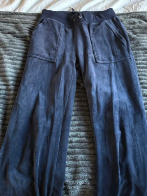 Mörkblå mjukisbyxor Juicy Couture XS - Mörkblå byxor från Juicy Couture i storlek xs. Helt nya endast testat på en gång.