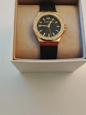 Michael kors klocka  - Michael kors dam klocka i mycket fint skick. 