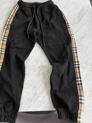 Burberry byxor - Svarta burberry mjukisbyxor nytt skick oanvända! Storlek S⭐️