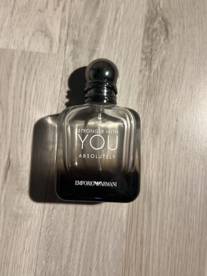 Emporio Armani Stronger With You - Emporio Armani Stronger With You Absolutely är en parfym i en stilren glasflaska med svart och transparent design. Flaskan har rundade former och en elegant svart kork. Märkets logga och parfymens namn syns tydligt på framsidan. Perfekt för dig som gillar exklusiva dofter. 0 ml 