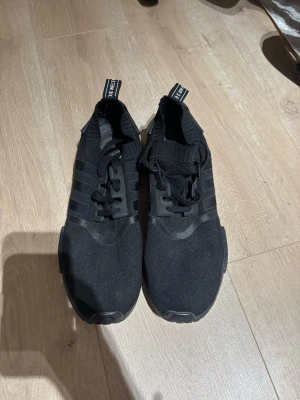 Adidas NMD_R1 primeknit ’Japan triple black’ - Storlek 46. Inköpta 2017 och väldigt sparsamt använda.