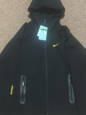 Svart Nike NOCTA hoodie med dragkedja - Helt ny Nike nocta suit fin svart gul färg passar L