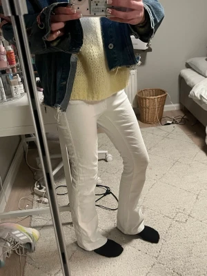 Vita jeans  - Snygga vita jeans med bootcut och lågmidjade med snygga detaljer Jeansen har klassisk femficksdesign och stängs med knapp och dragkedja. Slutsålda🫰❤️ passar s xs och xxs eftersom man kan spänna åt dom