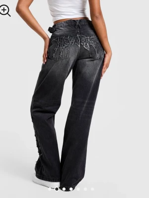 Svarta wide Hoodrich jeans helt nya - Helt nya, oanvända Hoodrich  jeans med prislapp kvar. Beställde fel storlek och missade retur tiden. Storlek 6 som motsvarar xs/32-34. 