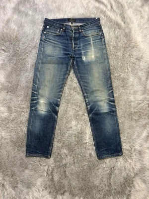 A.P.C Jeans - Säljer detta eftertraktade Par Selvedge APC jeans | Storlek 28 | Skick 8/10 | 100% bomull och bild på selvedge ID finns i annons vid övriga eventuella frågor svarar jag gärna 🙌✅
