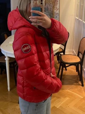 Röd colmar jacka  - Storlek 42 men gammal modell som passar XS-M. Jackan är inte tvättad.