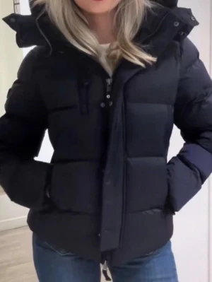 Pufferjacka från design by Amor (Cedrico liknande) -  Riktigt fin och fluffig jacka i storlek S. Tycker att den passar perfekt men säljer pga jag råkade köpa 2 st och inte hann returnera. Helt oanvänd. kommer med prislapp. Väldigt mörk blå och liknar exakt Cedrico jackan med designen och den stora luvan. Skriv gärna fragor!