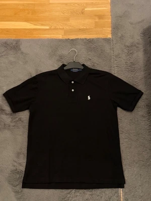 Svart och marinblå pikétröja Polo Ralph Lauren - Helt oanvända endast testade. Båda två är mycket fräscha och i fint skick! Båda två för 699! (En för 399) hör av dig vid frågor eller intresse. 