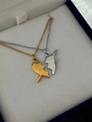 Maria Nilsdotter ”You and Me” Necklace inspired - Aldrig använda, 18K guldpläterad och silverpläterad och tillverkade i rostfritt stål. Kedjornas längd är 40+5 cm och nickelfria. Om du har fler frågor, tveka inte att höra av dig 🤗