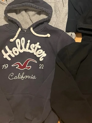 Mörkblå Hollister hoodie med tryck - Hollister hoodie bra skick strl L riktigt snygg pris 620 kr 