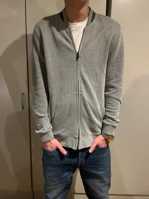 Massimo Dutti cardigan  - En grå Massimo Dutti cardigan. Mycket bra skick.   Modellen är 187 och väger 70 kg. Sitter som medium.