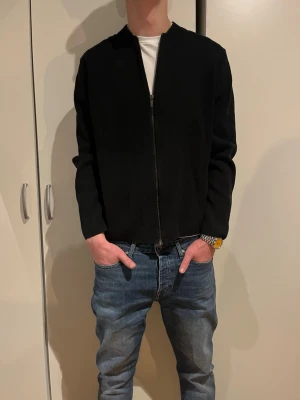 Massimo Dutti cardigan - Säljer en svart Massimo Dutti Cardigan. Mycket bra skick!   Modellen är 187 cm och väger 70 kg. Hör gärna av er vid eventuella frågor😊