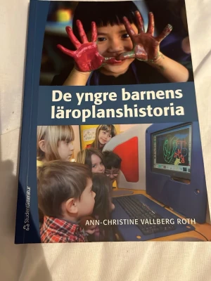 De yngre barnens läroplanshistoria - En kursbok om de yngre barnens läroplanshistoria, skriven av Ann-Christine Vallberg Roth. Boken har ett blått omslag med bilder på barn och pedagogiska aktiviteter, och riktar sig till studenter och verksamma inom förskola och grundskolans tidiga år. Repor och markeringar förekommer 