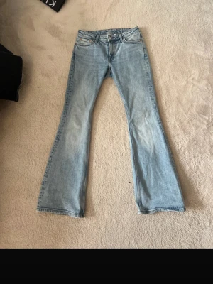 Weekday flare jeans  - Low waist jeans from weekday i modellen flame 