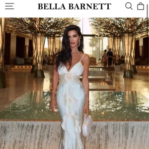 Maxiklänning/ balklänningar  - Elegant vit långklänning med smala axelband och v-ringning. Helt slutsåld!!! satin material och är helt nya med prislappar på. Köpt från Bella barnett. SUPER FIN