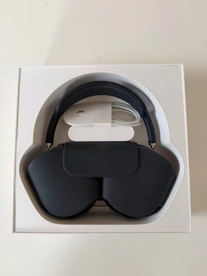 Airpods max midnight - säljer dessa Airpods max i färgen midnight, använda max 5 gånger och de är i nyskick. allt som är med på bilderna medföljer. skriv för mer frågor eller bilder🙌🏼🙌🏼