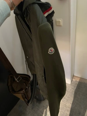 Grön vindjacka från Moncler - Snygg grön vindjacka från Moncler, jackan är äkta och har tyvärr inget kvitto, priset går såklart att diskuteras, endast seriösa köpare, skriver bara om ni behöver fler bilder, den sitter bra om man har M/L också😊