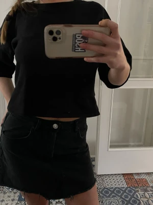 svart jeanskjol - så snygg svart mini jeanskjol från zara!! 🖤🖤