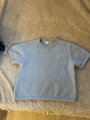 Ljusblå stickad t-shirt - Säljer denna snygga tröja från Gina jätte bra skick älskar 