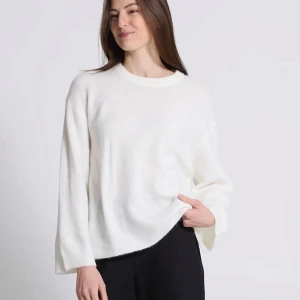 Vit stickad tröja från 157 XS - Mysig vit stickad tröja från 157 i storlek XS. Tröjan har rund hals, långärmade och loose passform med ribbade muddar vid ärmslut och nederkant. Perfekt för lager-på-lager under höst och vinter. Enkel och clean design som är lätt att matcha.