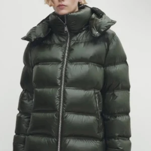 Mörkgrön pufferjacka med huva - Säljer min skitsnygga mörkgröna, glansiga vinterjacka från Massimo Dutti. Har använts 1 vinter men ser fortfarande fräsch ut! 🤎🤎🤎