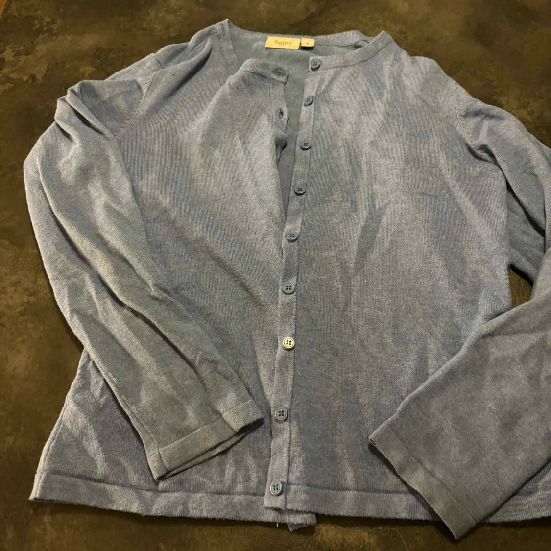 Blå kofta med knappar