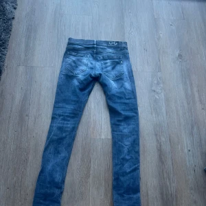 Blå dondoup jeans  - Säljer ett par blå dondoup George jeans i storlek 29 med sjukt fräcka slitningar . Säljes då dem är för små. Pris är diskuterbart.