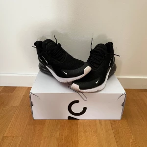 Nike Air Max 270 - Svart/Vit/Röd - 👟 Nike Air Max 270 – Svart/Vit/Röd Storlek: 42,5 (passar även 41,5)  ✅ Mycket bra skick – knappt använda ✅ Köpta för ca 2 månader sedan ✅ Box och allt original medföljer  Perfekta sneakers för både vardag och träning – riktigt bekväma och stilrena!  💸 Snabb affär & snabb frakt – skriv vid intresse! 