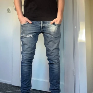 Dondup george - Tja, säljer mina dondup George jeans i fint skick.  Modellen på bilden är 177cm lång. Hör av dig vid frågor eller fler bilder! 