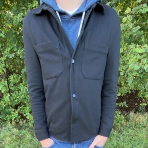 Overshirt - Säljer min overshirt, storlek S från Zara. Skriv vid minsta fundering. Priset är inte hugget i sten 