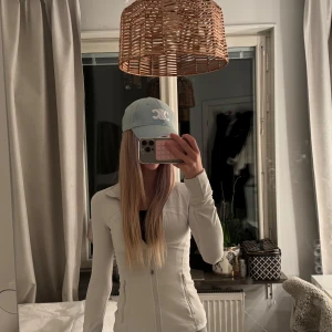 Vit ziptröja från Lululemon - Säljer en fräsch vit ziptröja från Lululemon med lång ärm och figurnära passform. Tröjan har dragkedja hela vägen och praktiska fickor med zip. Perfekt för träning eller chill dagar. Materialet är mjukt och stretchigt, vilket gör den superbekväm.