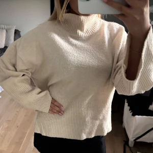 Polo tröja - Beige stickad polo tröja från Gina, perfekt till hösten! Passar s-m