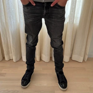 Tiger Of Sweden jeans ( slimfit )  - ett par riktigt fräsha tiger of sweden jeans || strlk 31/34 || skick 10/10 || modellen på bilden: 183,63 || nypris: 1599kr || slimfit modell || hör av er vid intresse!