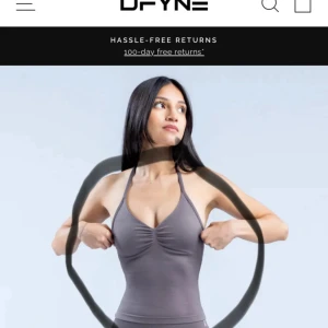 Grå träningstights shorts från DFYNE - Säljer ett par grå, tighta träningstights shorts från DFYNE. De är högmidjade och har en seamless design utan synliga sömmar, vilket ger en clean look. Materialet är stretchigt och känns som syntet, perfekt för gymmet eller annan träning. Diskret DFYNE-logga på linningen.  allt är strolek s