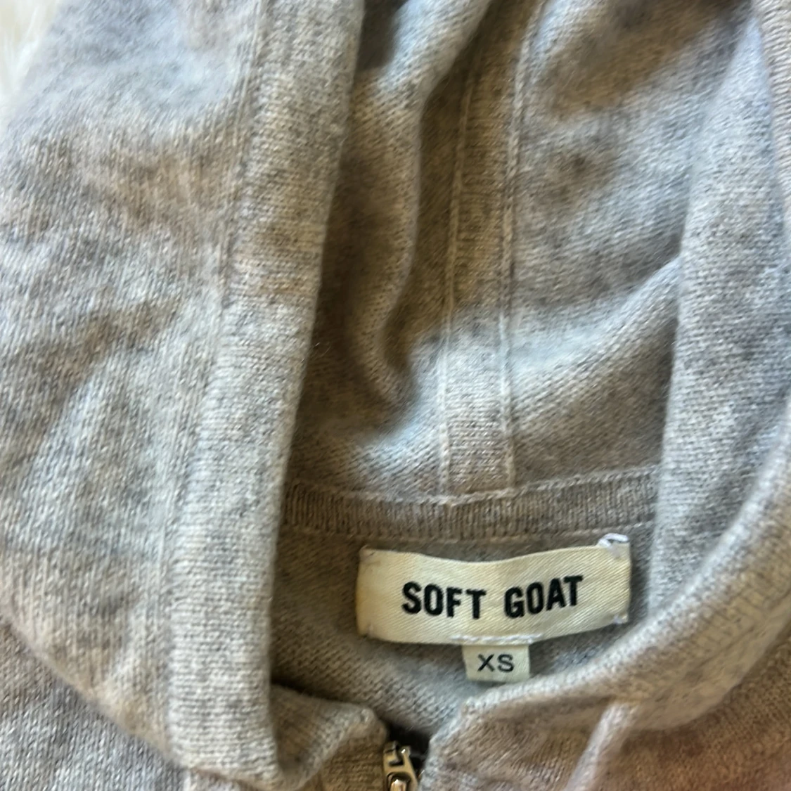 Grå hoodie i kashmir från Soft Goat - 1