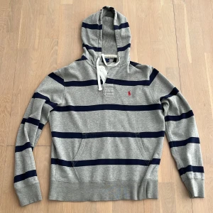 Ralph lauren hoodie - Säljer min Ralph lauren hoodie då den inte passar, hoodien är i storleken M och i mycket bra skick. Vid intresse eller frågor är det bara att skriva!