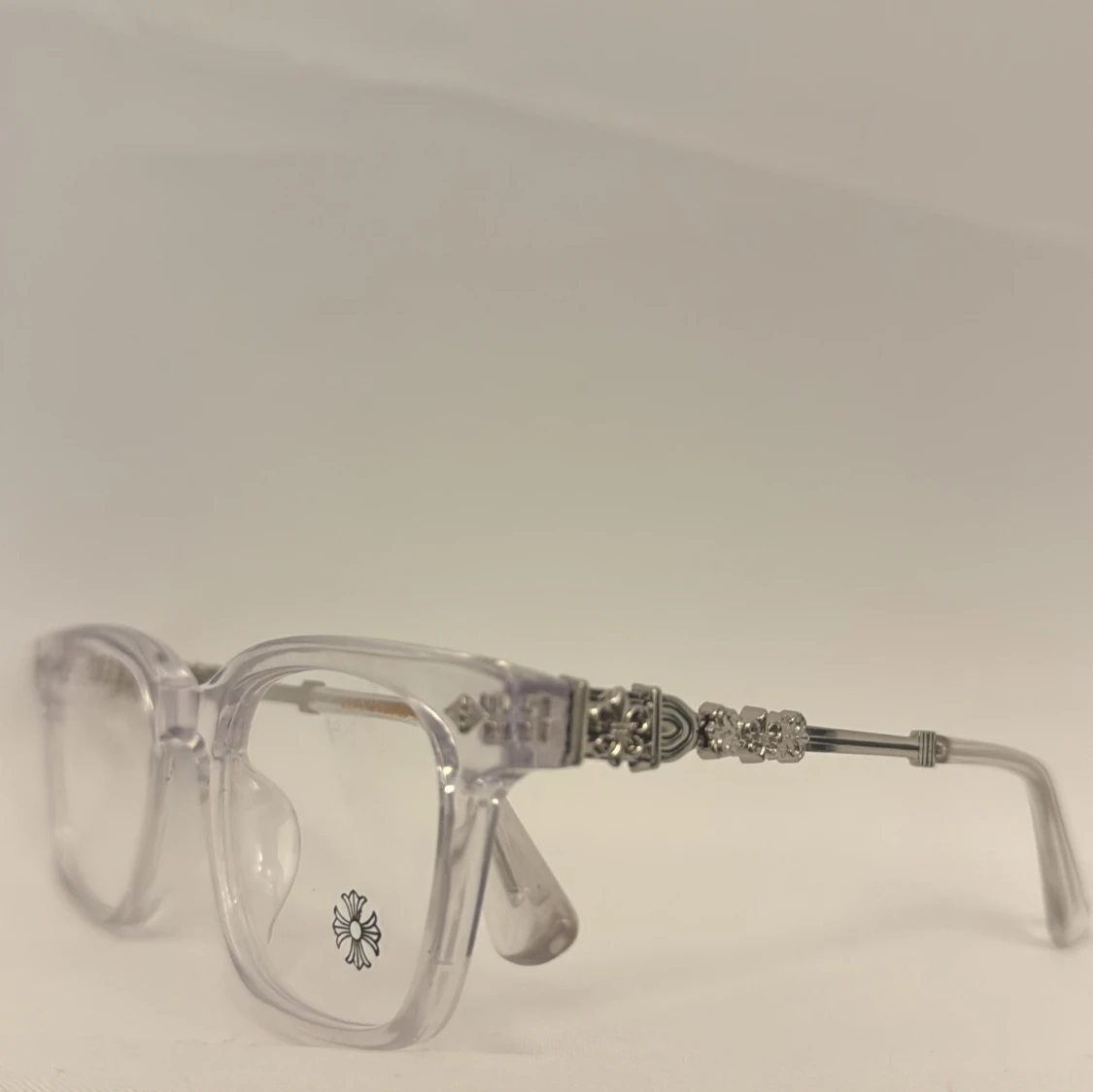 Transparenta glasögon med silverdetaljer - 2